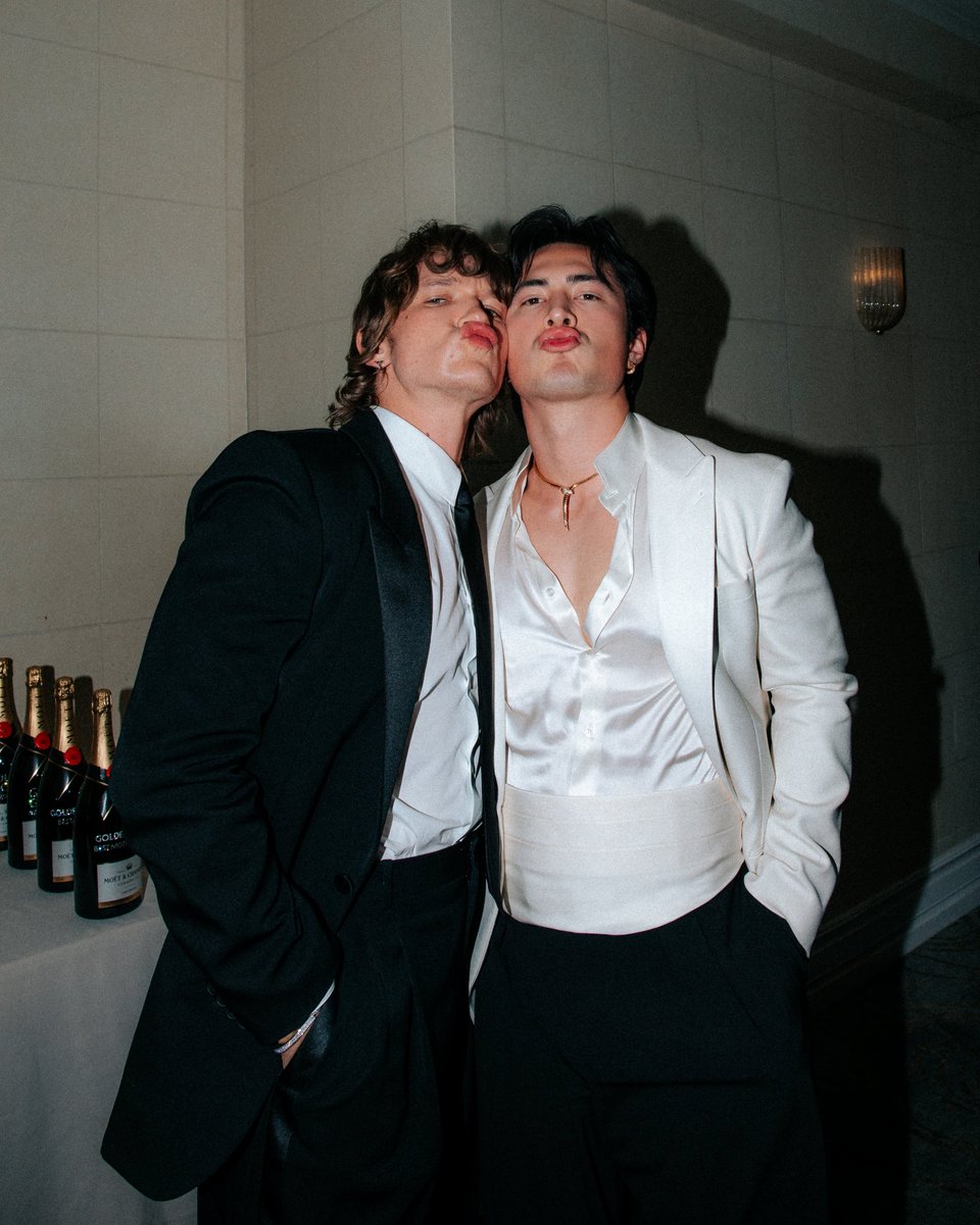 stylesotb's tweet image. ay chicas... parecen fotos de casamiento...