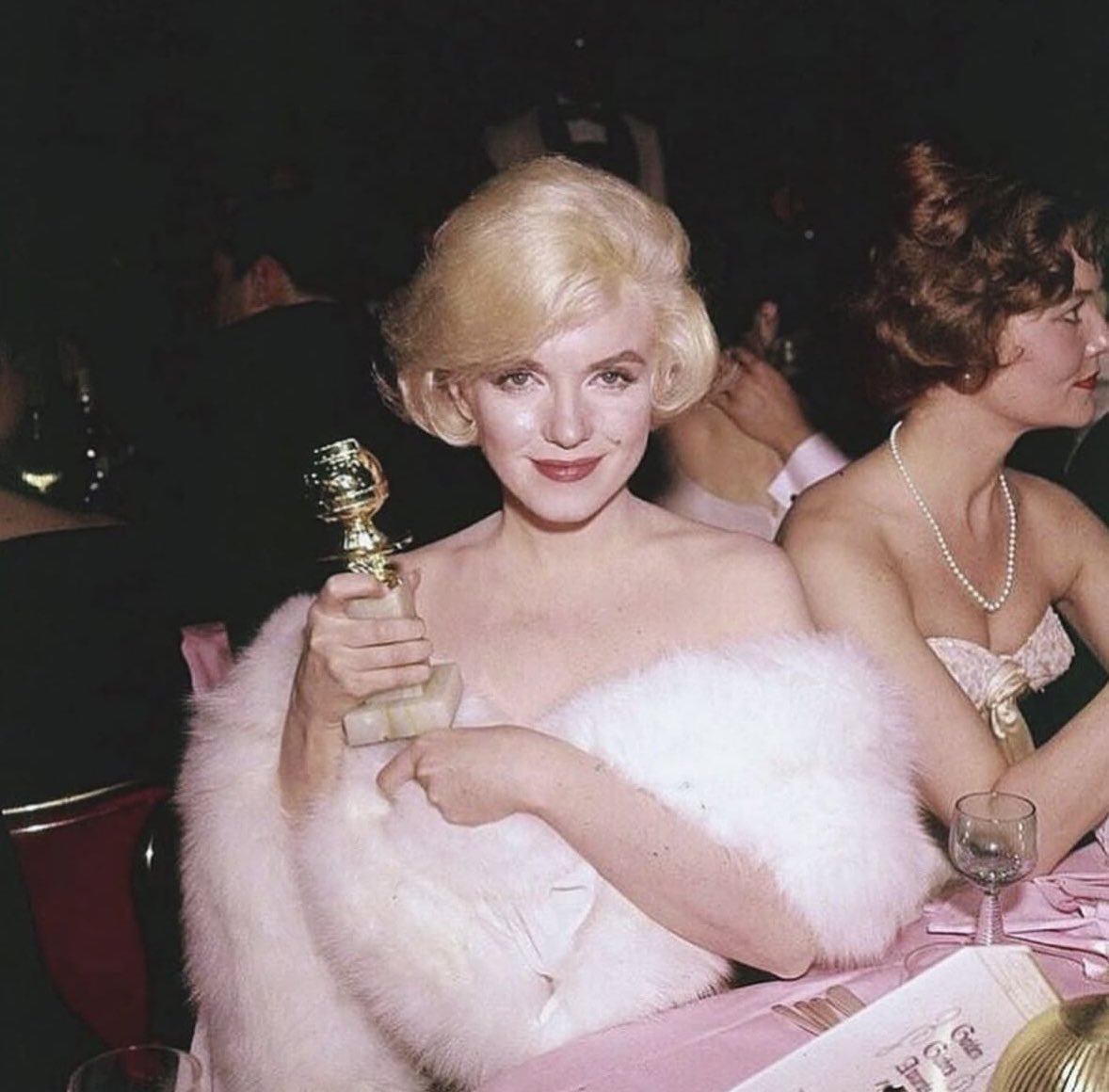 CHC_1927's tweet image. Marilyn Monroe with her Golden Globe, won for her performance in Some Like It Hot.