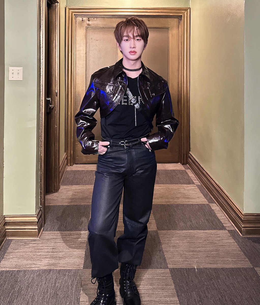 freakeystein's tweet image. choker with cropped leather jacket and leather pants??!?? im loving the diverse styling jinki's stylist is giving us like god bless
