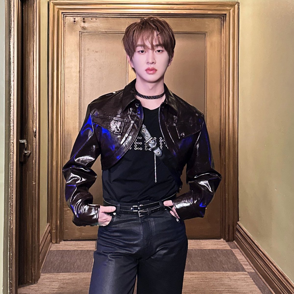 freakeystein's tweet image. choker with cropped leather jacket and leather pants??!?? im loving the diverse styling jinki's stylist is giving us like god bless