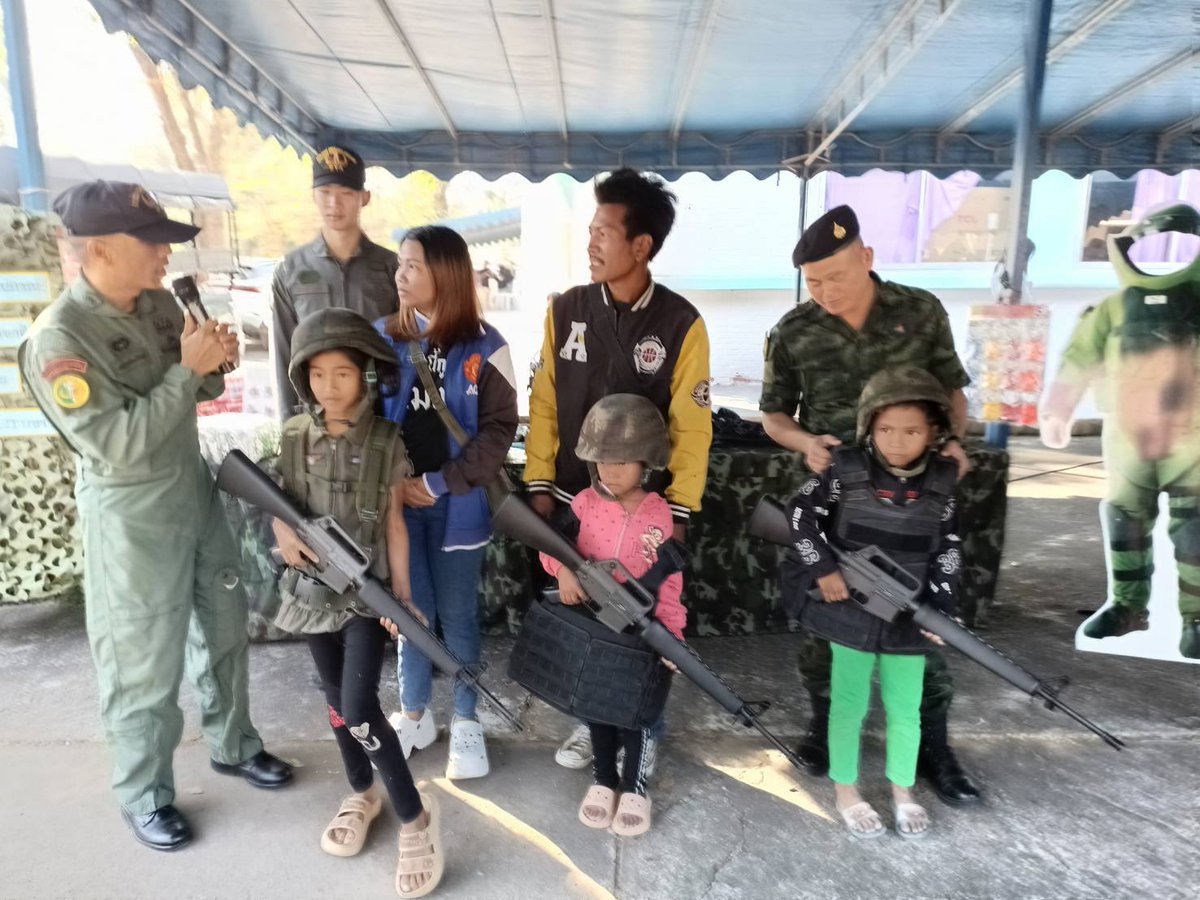 Ordnance211's tweet photo. " รักชาติไทย ใส่ใจโลก....กิจกรรมวันเด็กแห่งชาติ"
เมื่อ 100900 ม.ค.69 พัน.สพ.กระสุน21 ได้จัดกำลังพลและยุทโธปกรณ์ของหน่วยไปร่วมกิจกรรมงานวันเด็กแห่งชาติ ประจำปี 2569 ณ หอประชุมอำเภอบ่อทอง จ.ชลบุรี โดยมี นายนันทวัฒน์  ทองช่วง นายอำเภอบ่อทอง เป็นประธานจัดกิจกรรมวันเด็กฯ https://t.co/JeOhg6oeNT