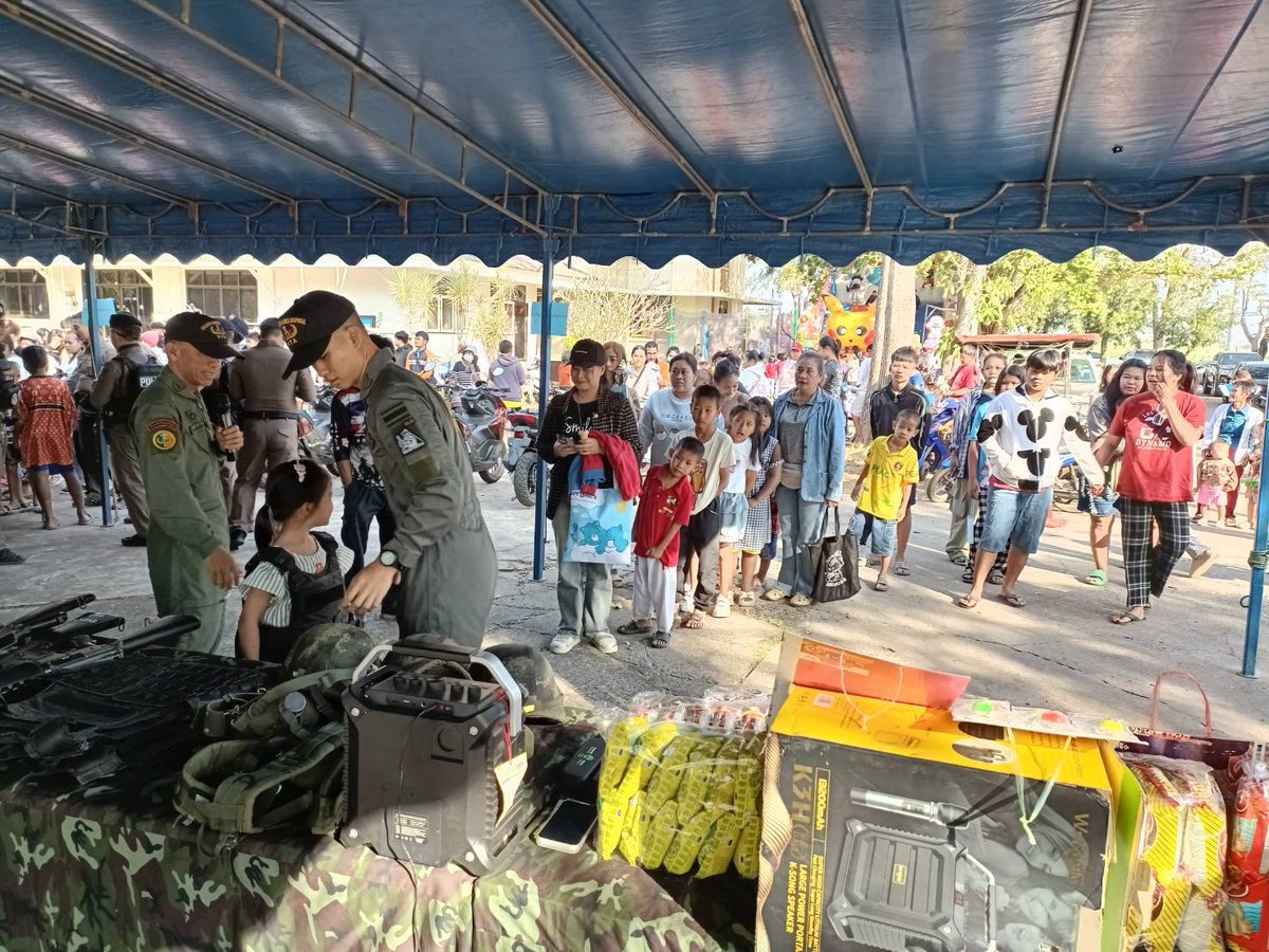 Ordnance211's tweet photo. " รักชาติไทย ใส่ใจโลก....กิจกรรมวันเด็กแห่งชาติ"
เมื่อ 100900 ม.ค.69 พัน.สพ.กระสุน21 ได้จัดกำลังพลและยุทโธปกรณ์ของหน่วยไปร่วมกิจกรรมงานวันเด็กแห่งชาติ ประจำปี 2569 ณ หอประชุมอำเภอบ่อทอง จ.ชลบุรี โดยมี นายนันทวัฒน์  ทองช่วง นายอำเภอบ่อทอง เป็นประธานจัดกิจกรรมวันเด็กฯ https://t.co/JeOhg6oeNT