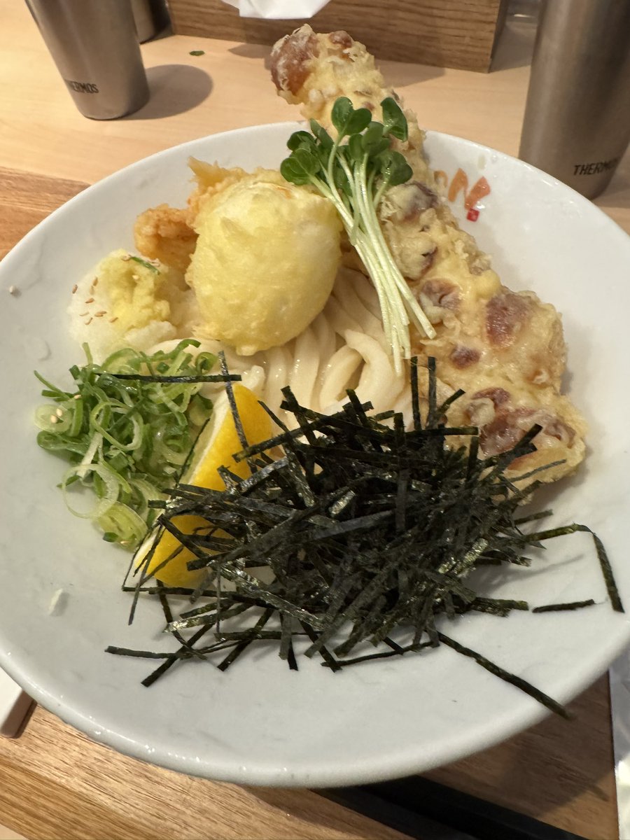 daesung59's tweet photo. #うどん　＃千年うどん　#大阪　#ちくわ
　丼も出汁もキンキンに冷えた
冷たいぶっかけ
コシが強くて
特別なちくわも美味しい https://t.co/kie8uSuEM1