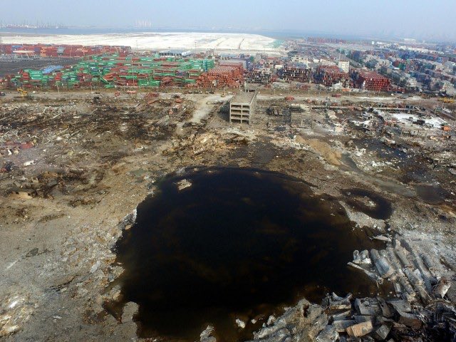 YesterdayLens's tweet image. 2015年8月份，中国天津港大爆炸。
这场爆炸造成173人死亡（其中104名消防员），798人受伤。起因是瑞海公司仓库中大量非法存储高危化学品，且存在严重的监管不当。