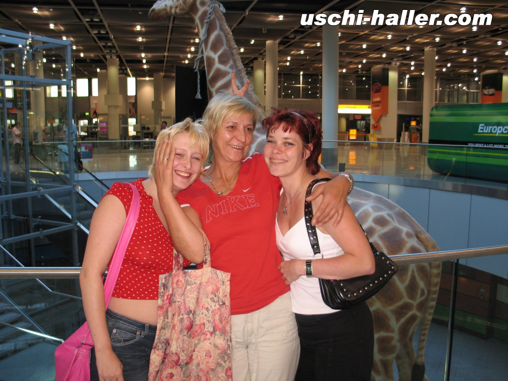 danysun6969's tweet photo. Uschi und ich bringen Scalett nach einer #GangBangParty in #Dortmund zum Flughafen #Düsseldorf 

#ScalettDevot  
https://t.co/9DjbKZw0lw https://t.co/we96gB0IGG