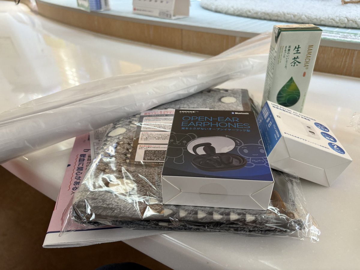 wmmkr's tweet photo. 人生3回目くらいの献血
ブランケット、ワイヤレスイヤホン、充電アダプタと記念品も盛りだくさん https://t.co/SbhgO1Qt3T