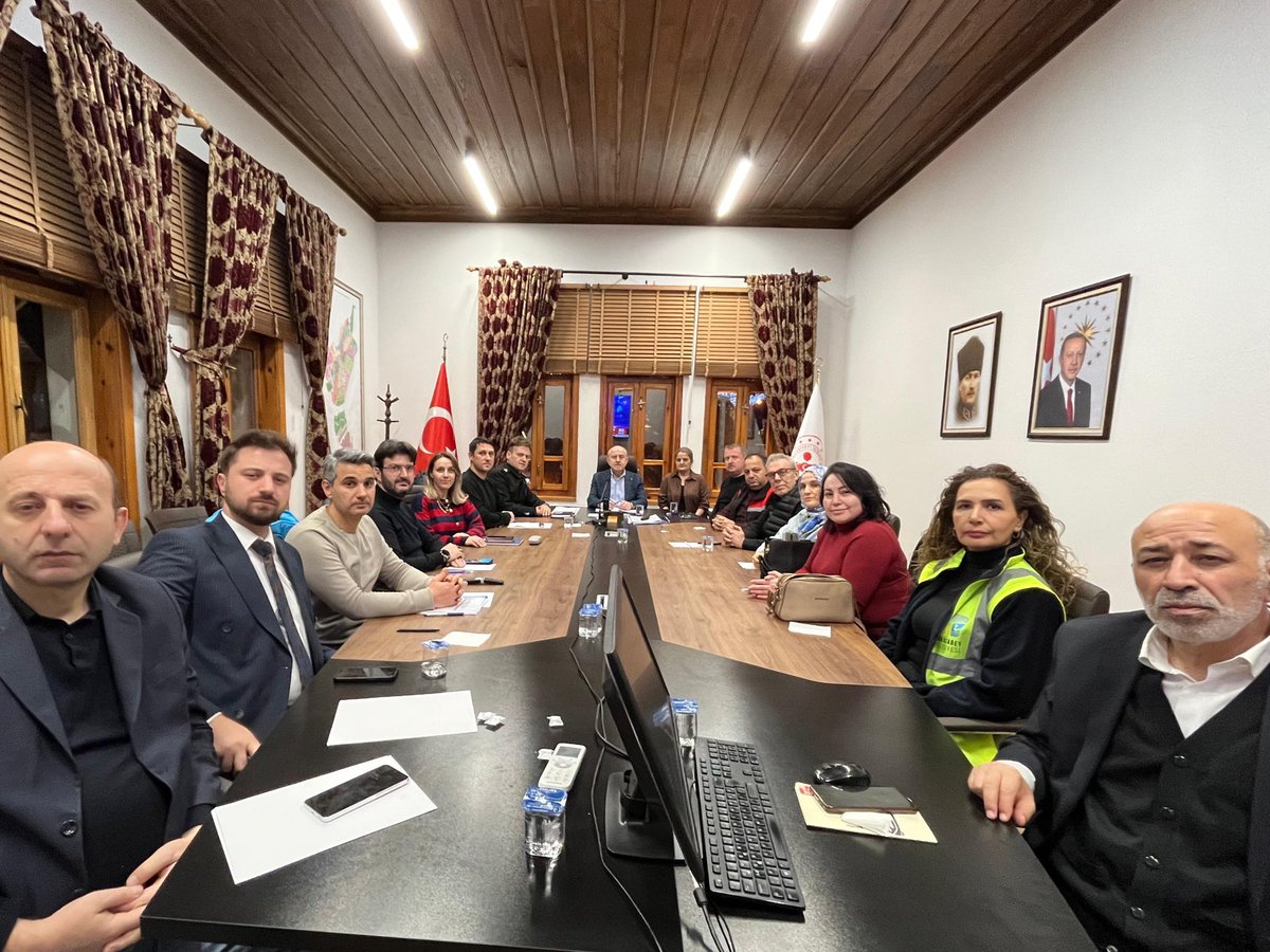 Bursa’da olası bir büyük depreme hazırlık kapsamında Türkiye Afet Müdahale Planı(TAMP)çerçevesinde 12Ocak2026günü saat:00.00 da Gemlik merkezli bölge düzeyi deprem tatbikatı gerçekleştirilmek üzere Kaymakamımız Cemalettin YILMAZ İlçe Afet Yönetim Kurulu Üyeleri ile biraraya geldi