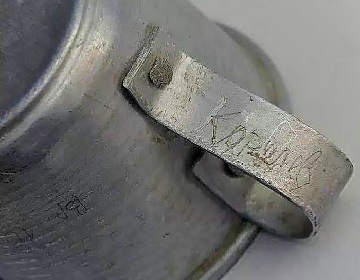 Лагерная кружка заключенного №1442 Сергея Королёва. Экспонат выставки «Космонавты. Рождение космической эры». Лондон.