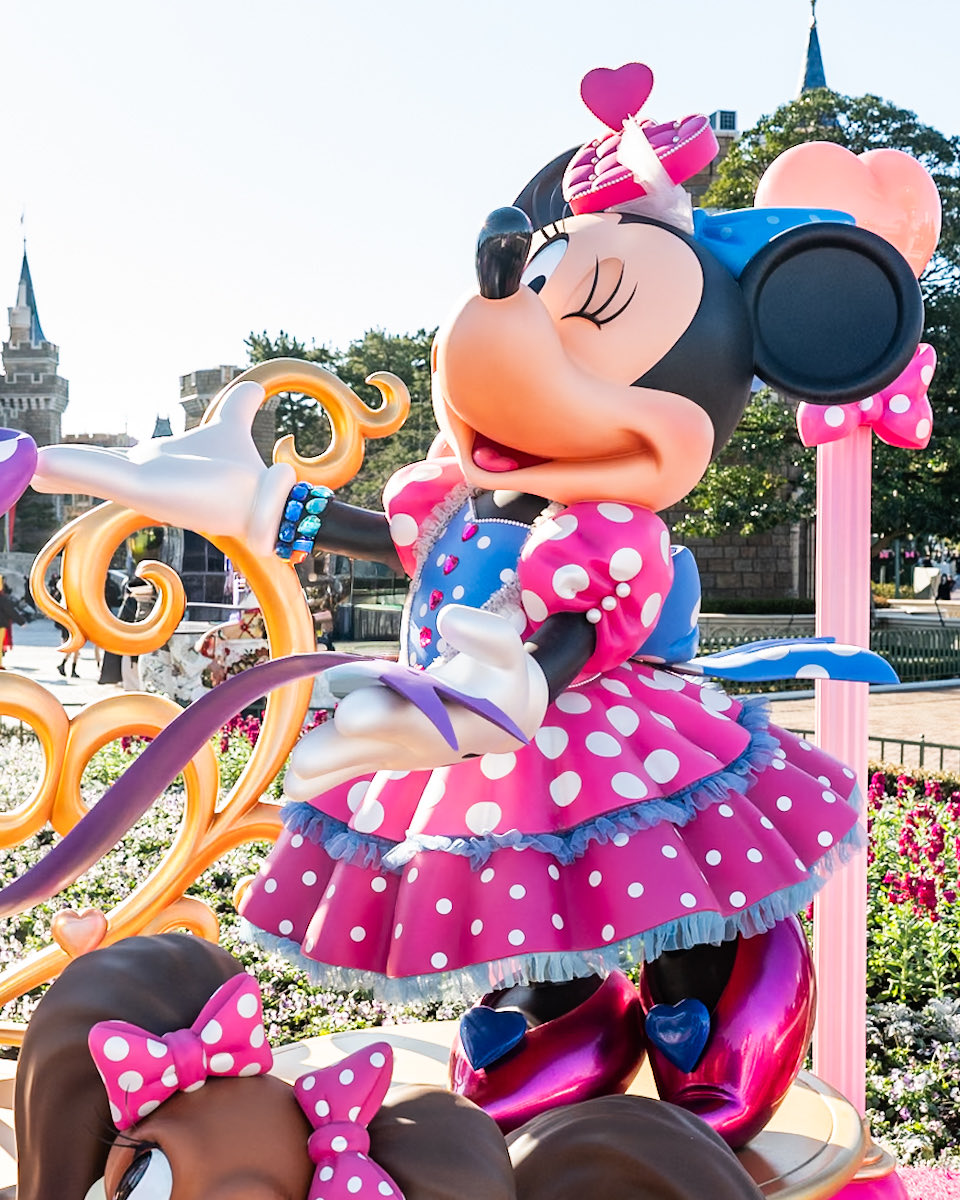 MezzoMikiD's tweet photo. 東京ディズニーランド　
「ディズニー・パルパルーザ"ミニーのファンダーランド"」
シンデレラ城前の花壇にミニーたちのフォトスポットが登場しています☆ https://t.co/VM7AnTvYBw
