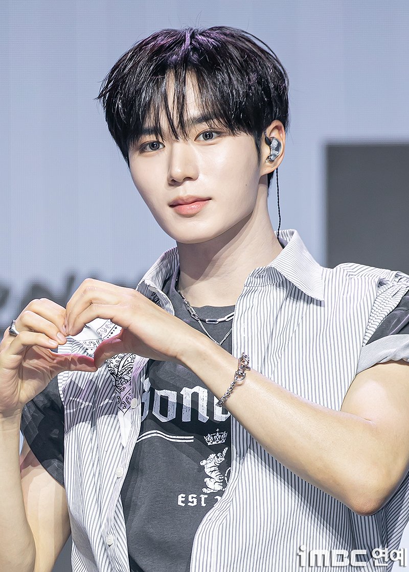 imbcenews's tweet photo. [포토] 알디원 준서, 젠틀 하트 
#알파드라이브원 #ALPHADRIVEONE #ALD1 #미니1집
#EUPHORIA #유포리아 #준서 #JUNSEO #FREAKALARM
#프릭알람 #타이틀곡 #데뷔쇼케이스_260112 [iMBC 연예]

알파드라이브원(ALPHA DRIVE ONE 알디원) 준서가 12일 오후 서울 용산구 블루스퀘어 SOL트래블홀에서 열린 미니 1집 ‘EUPHORIA’(유포리아) 발매 기념 데뷔 쇼케이스에 참석해 포즈를 취하고 있다.

⬇️고화질 Click Plz⬇️
https://t.co/8ZCSrVQ9lK