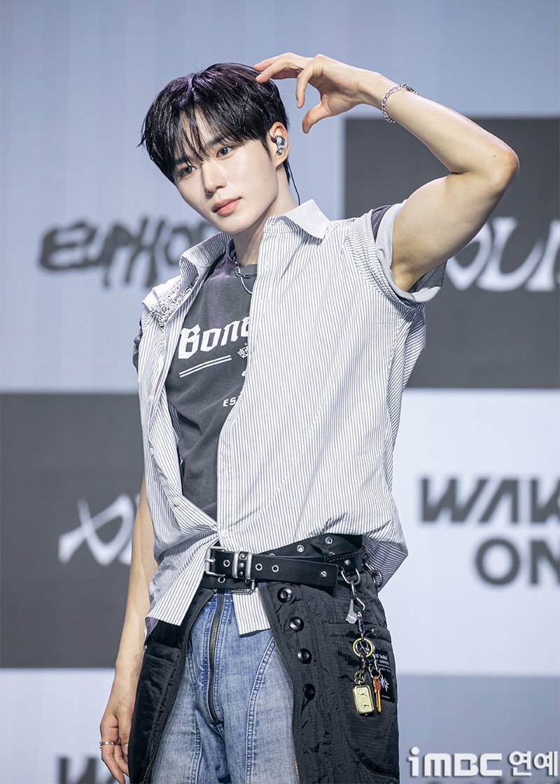 [포토] 알디원 준서, 젠틀 하트 
#알파드라이브원 #ALPHADRIVEONE #ALD1 #미니1집
#EUPHORIA #유포리아 #준서 #JUNSEO #FREAKALARM
#프릭알람 #타이틀곡 #데뷔쇼케이스_260112 [iMBC 연예]

알파드라이브원(ALPHA DRIVE ONE 알디원) 준서가 12일 오후 서울 용산구 블루스퀘어 SOL트래블홀에서 열린