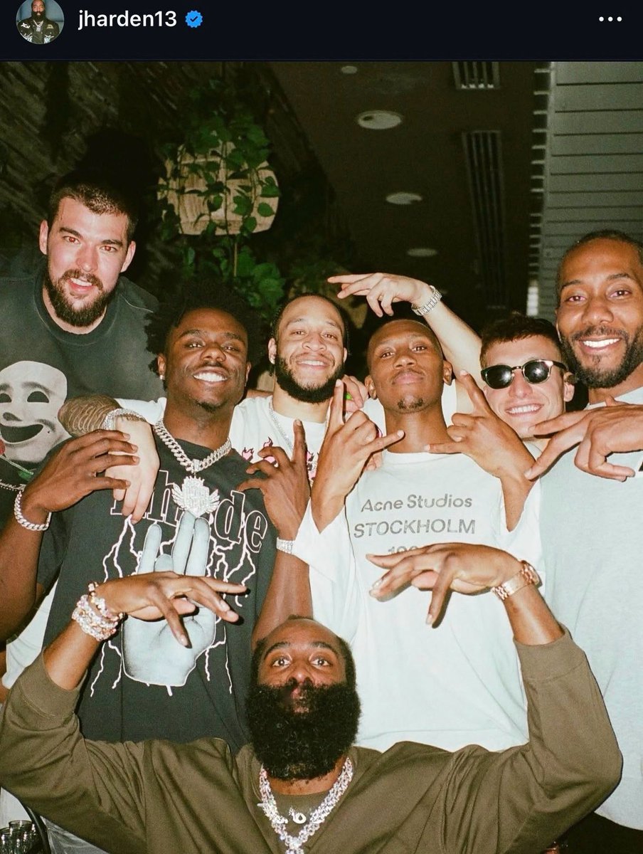 NBAMemes's tweet photo. Look at Kawhi’s eyes 👀

Bro is on another planet 😭 https://t.co/G52MypFLPi