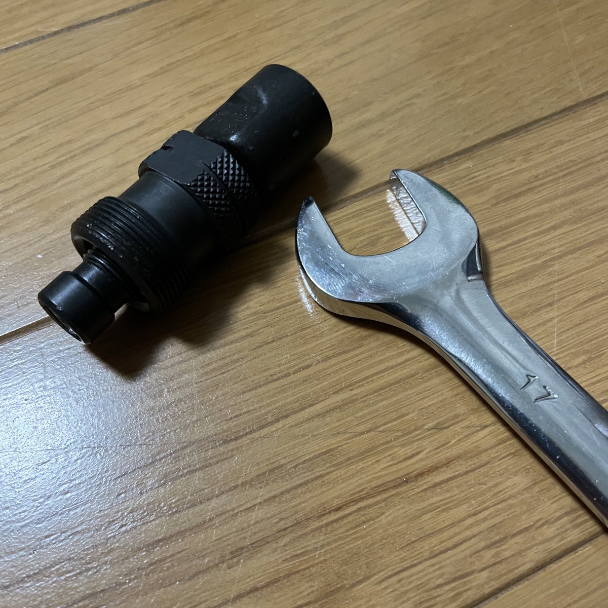 ffjc24's tweet photo. 通勤の自転車のボトムブランケット部から異音がするので、コッタレスクランク抜きの工具を取り寄せ、ボトムブランケットを分解してみました。
分解するとベアリングを支える部材が油切れで摩耗してボールがポロポロ落ちました。
部品を拭いて、グリスをタップリ塗って元に戻しました。 https://t.co/4SOWzaMord