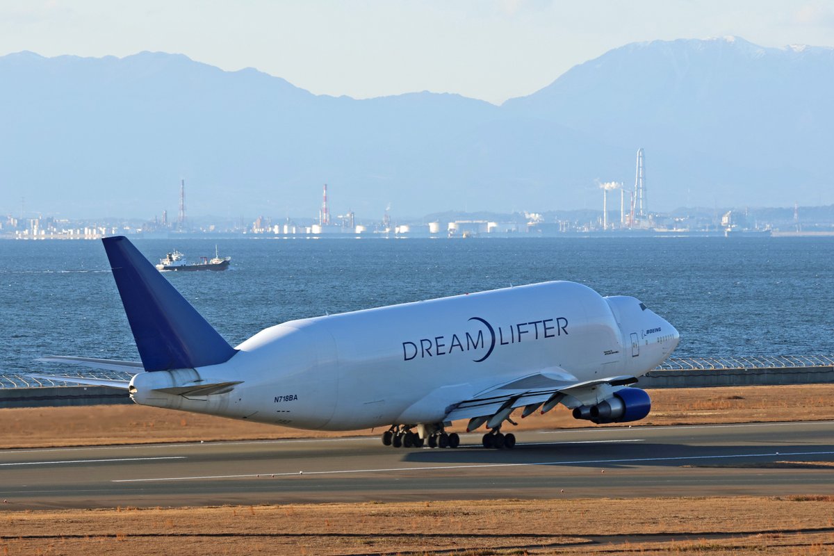Centrairairport's tweet image. 本日セントレアからボーイング747LCFドリームリフターが離陸して行きました。この飛行機はボーイング787の部品をアメリカの工場まで運んでいます。世界に4機しかなく、日本ではセントレアだけで見ることができます。いってらっしゃい‼️