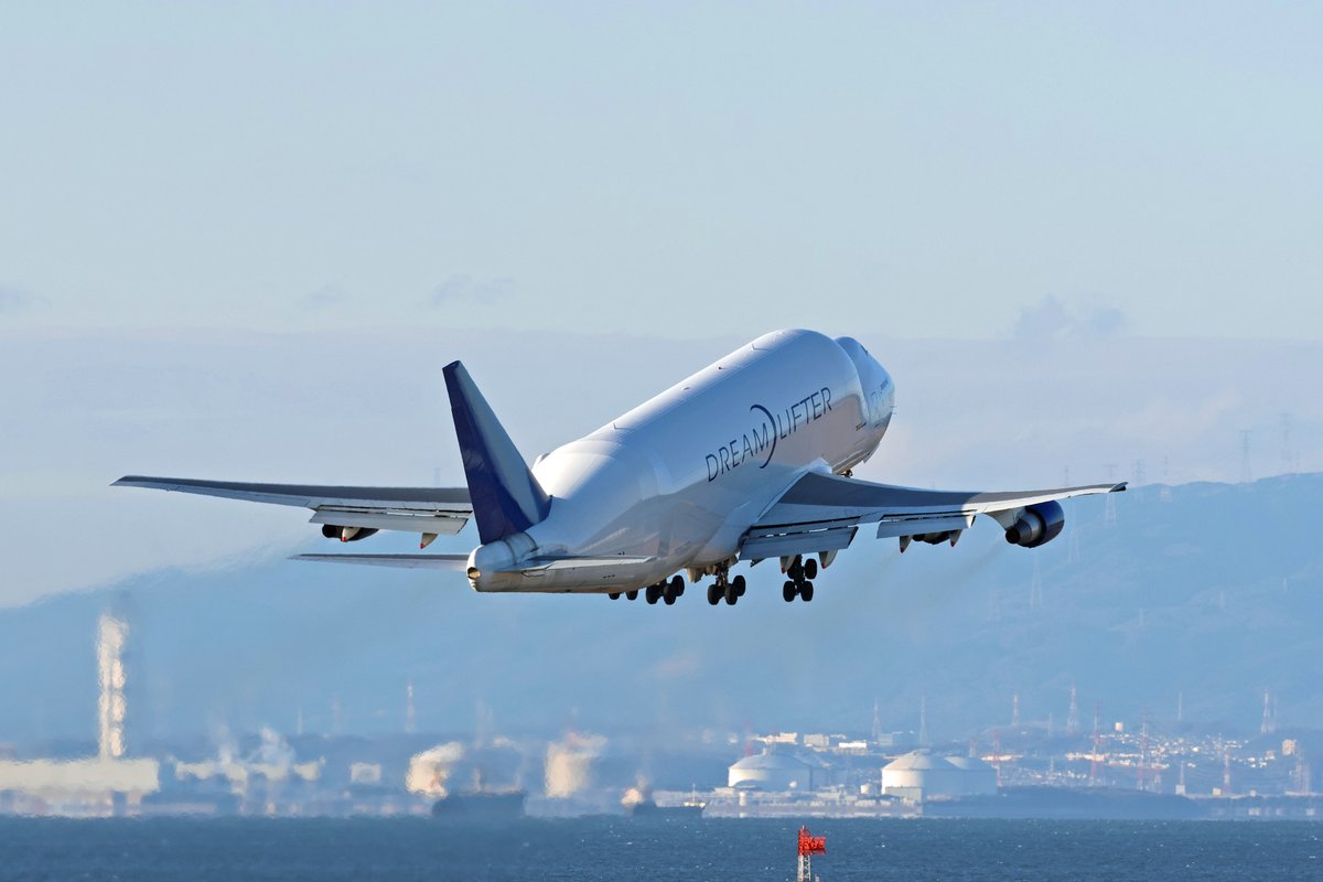 Centrairairport's tweet image. 本日セントレアからボーイング747LCFドリームリフターが離陸して行きました。この飛行機はボーイング787の部品をアメリカの工場まで運んでいます。世界に4機しかなく、日本ではセントレアだけで見ることができます。いってらっしゃい‼️