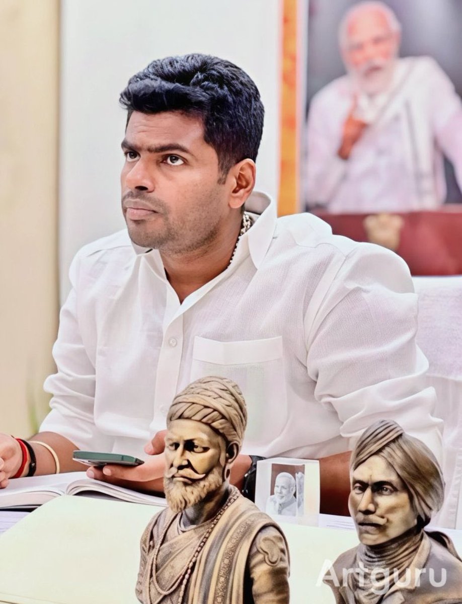 shadow_syntax1's tweet photo. K. Annamalai ह्यांच ऑफिस मधील टेबल.. मला नाही वाटत महाराजांची मूर्ती ठेवल्यामुळे त्याला तामिळनाडू राज्यात राजकीय फायदा होईल.. 

त्यांना महाराजांन बद्दल आदर आहे, त्यांनी महाराजांना आपलं रोल मॉडेल मानल आहे म्हणून त्यांची मूर्ती ठेवली आहे टेबलवर.

माणूस जाणून घ्या 🙏🏽 https://t.co/SpY0K67e6O