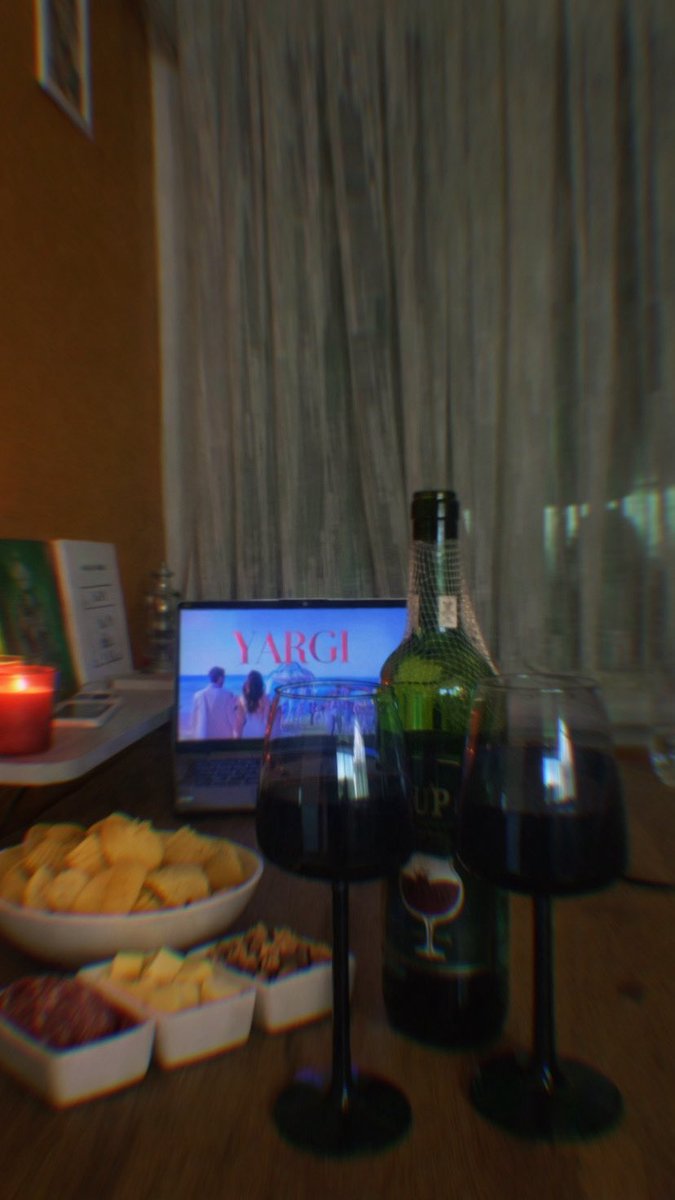 snowglobes_'s tweet photo. 🍷 https://t.co/FCgmqO1bRD