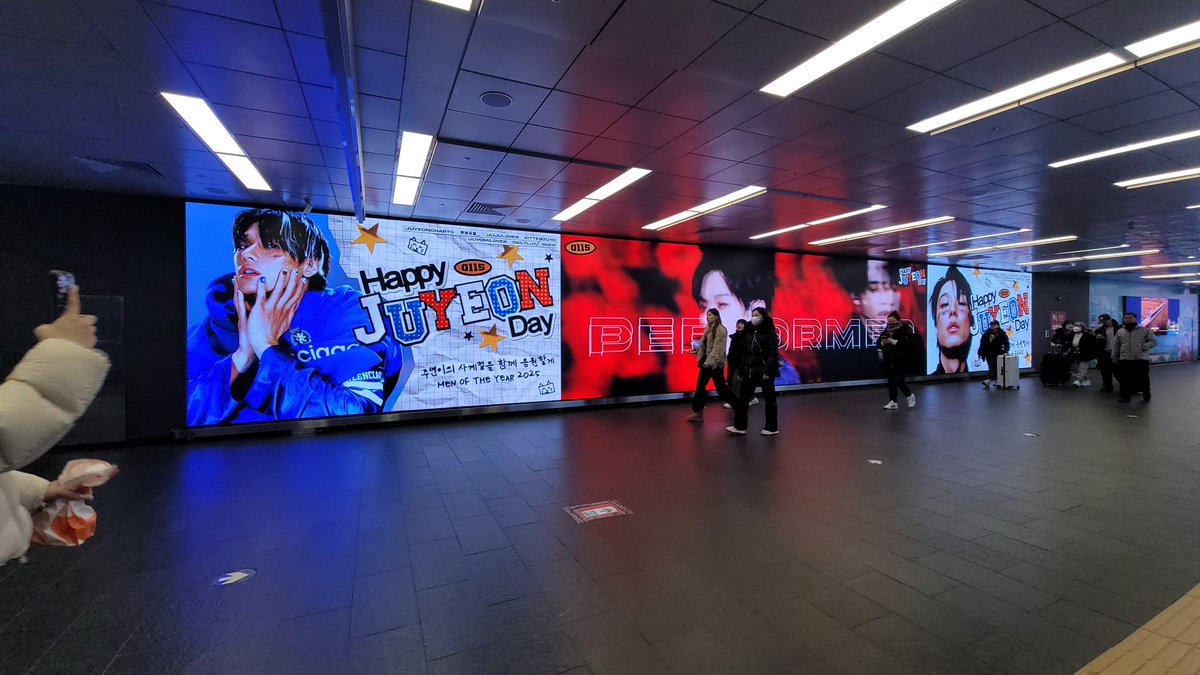 JuyeonCharts's tweet photo. JUYEON 2026 BIRTHDAY AD PROJECT
★ #JuyeonBDProject2026 ★

we've prepared LED ads at hongdae station to celebrate juyeon's birthday ♡
더보이즈 주연 생일 광고를 진행합니다! 홍대입구역에서 만날 수 있어요

🗓 2026.01.12~2026.01.18
📍서울 홍대입구역 2호선-인천공항선 환승통로

please take a lot of proof shots using the hashtag!
해시태그와 함께 인증샷을 올려주세요 많은 관심 부탁드립니다!

#JUYEON #주연 #더보이즈