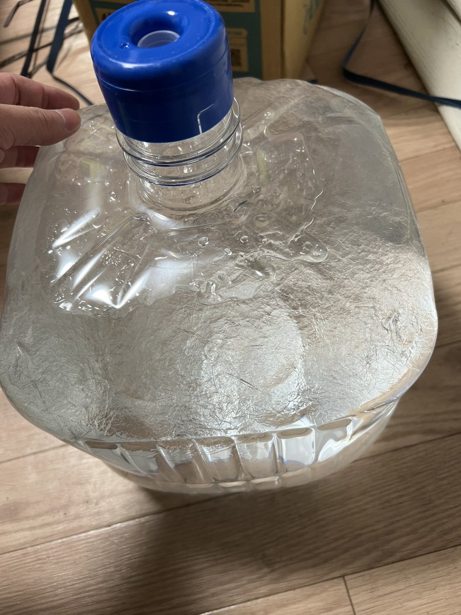 届いたウォーターサーバーの水が凍ってる💦