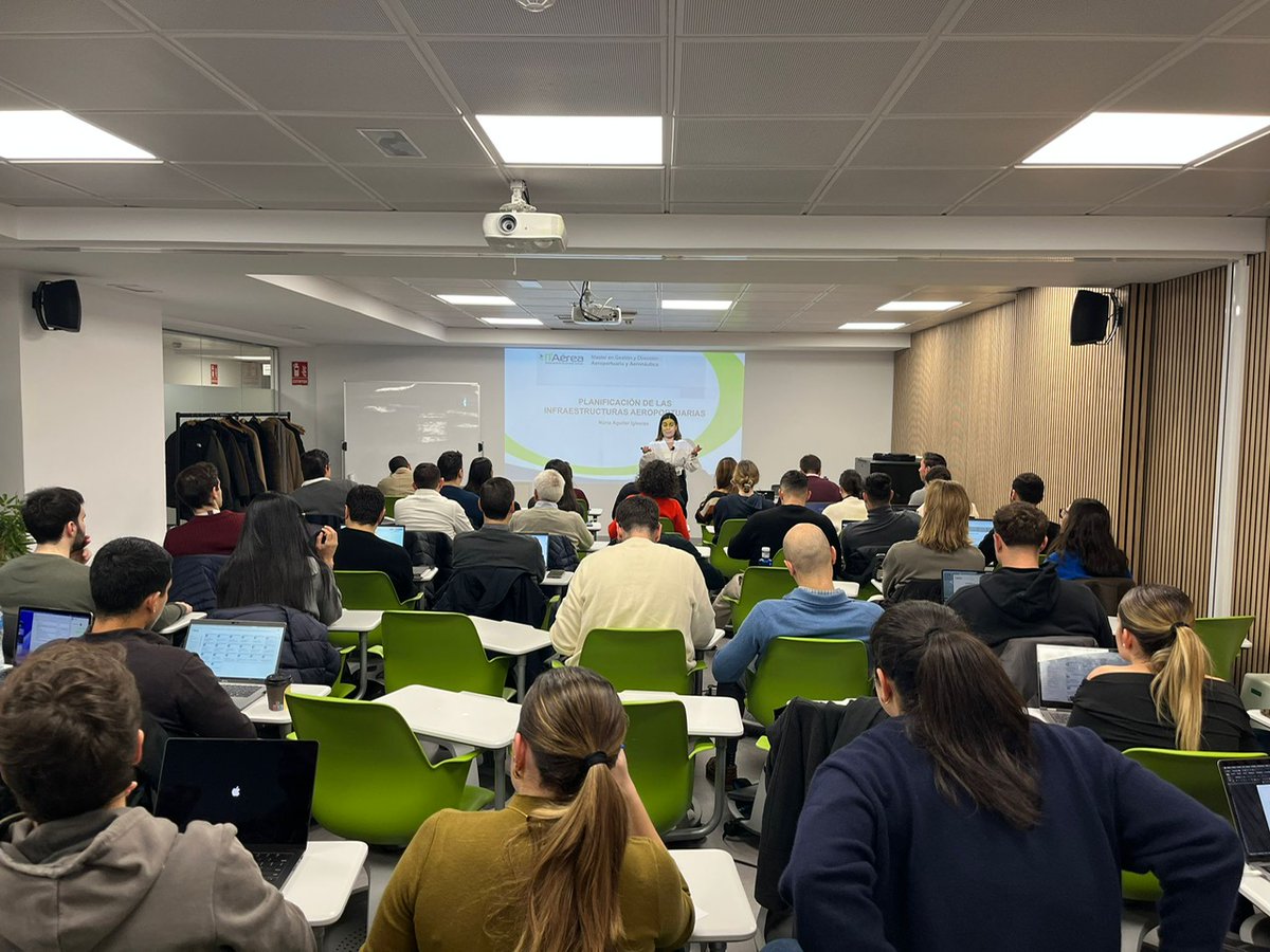 El pasado fin de semana contamos con la presencia en nuestras clases de:

- Dña. Nuria Aguilar, Jefa de División de Planes Directores y Especiales en AENA.

- D. Jesús Ángel García González, abogado.