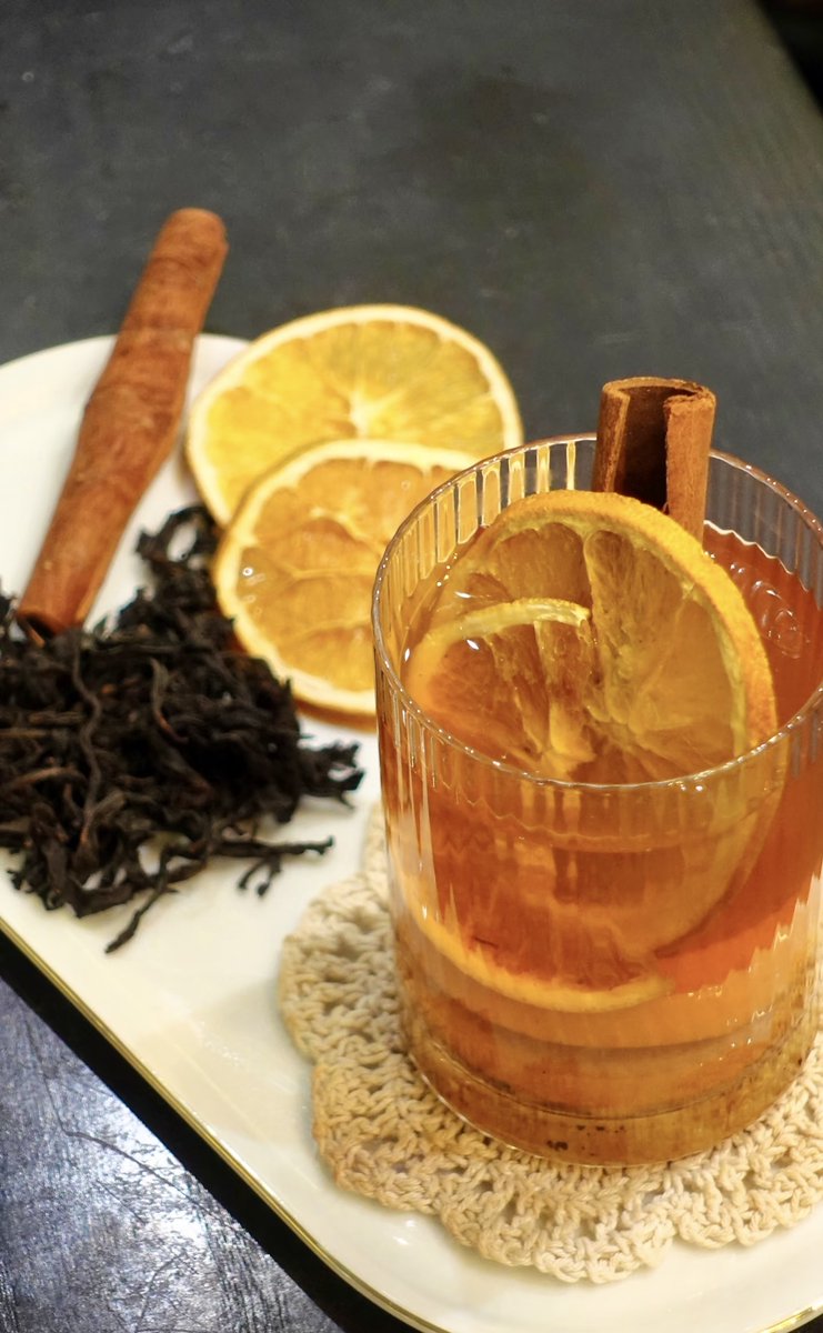 LiEvanna85716's tweet image. Kling + Nano Banana 强强联手，手把手教你做这种“爆炸全成分”动效。准备一张茶饮的随手拍，生成一张“成分拆解图”：

提示词： 垂直构图，最上面是橙子片，中间是肉桂卷和茶叶，最下面是玻璃杯。所有元素像浮在空中一样，旁边带一点极简的文字标注。

让画面动起来（视频生成）
把生成的图投喂给 Kling