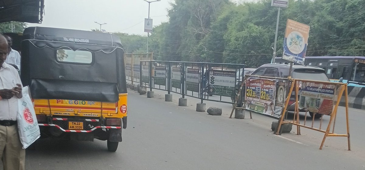 lavanyadeepak's tweet photo. TN 22 AM 3326 is trespassing into #Busbay despite a prominent #DoNotEnter/#NoEntry signs for #Autos and barricades by @ChennaiTraffic at Tambaram East (MCC College Bus Stop)
Incident Timestamp: 12th January 2026 11:54:43
@MtcChennai @COPTBM @reclaimchennai https://t.co/wSXuX0z0tx