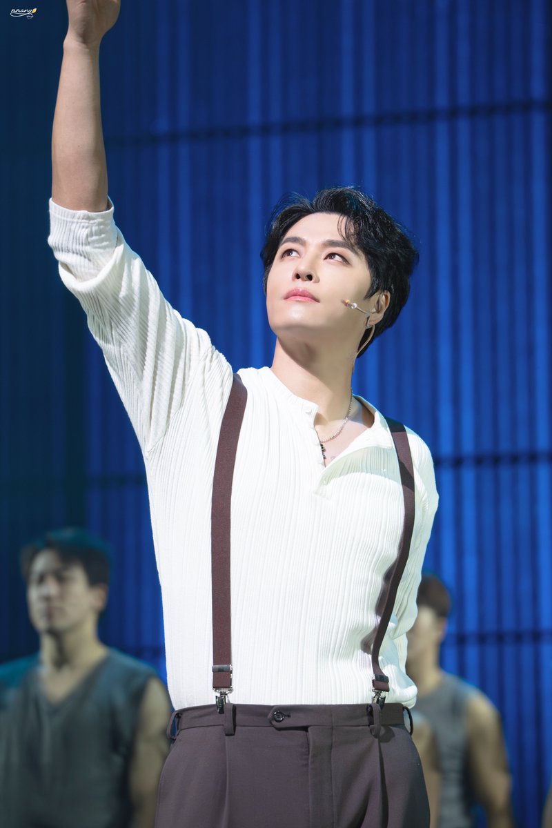 mmango_o0's tweet image. 260109 에비타 커튼콜  

#민우혁