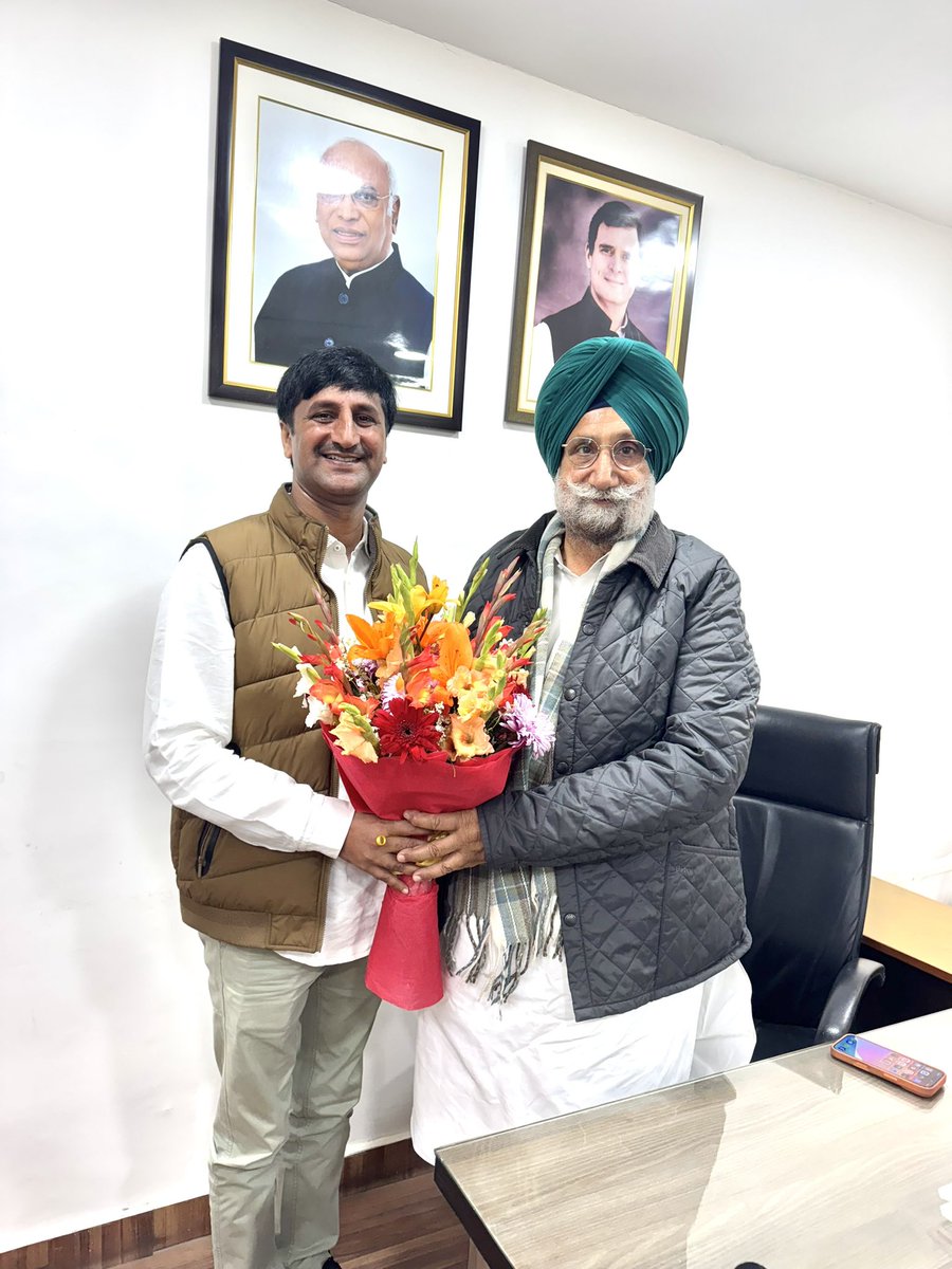 आज दिल्ली AICC दिल्ली में राजस्थान कांग्रेस के प्रभारी श्री सुखजिंदर सिंह जी रंधावा जी से मुलाक़ात  कर नववर्ष की शुभकामनाएँ दी और संगठनात्मक मुद्दों पर चर्चा की। <a href="/INCIndia/">Congress</a> <a href="/Sukhjinder_INC/">Sukhjinder Singh Randhawa</a>