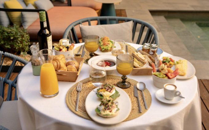 JCCapel's tweet photo. 10 desayunos de hotel que invitan a madrugar. 
Cada año en @madridfusion un selecto grupo de viajeros elige los que consideran mejores. Aparte, el equipo de @GASTROactitud con @JCCapel al frente desayuna en muchos de ellos. Nuestra primera entrega.  https://t.co/UaqoMb4vlc https://t.co/IGk8ArqjXp