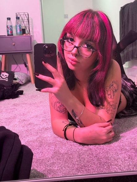 cutexlucyy's tweet photo. caught you staring https://t.co/cZVFT64hY8