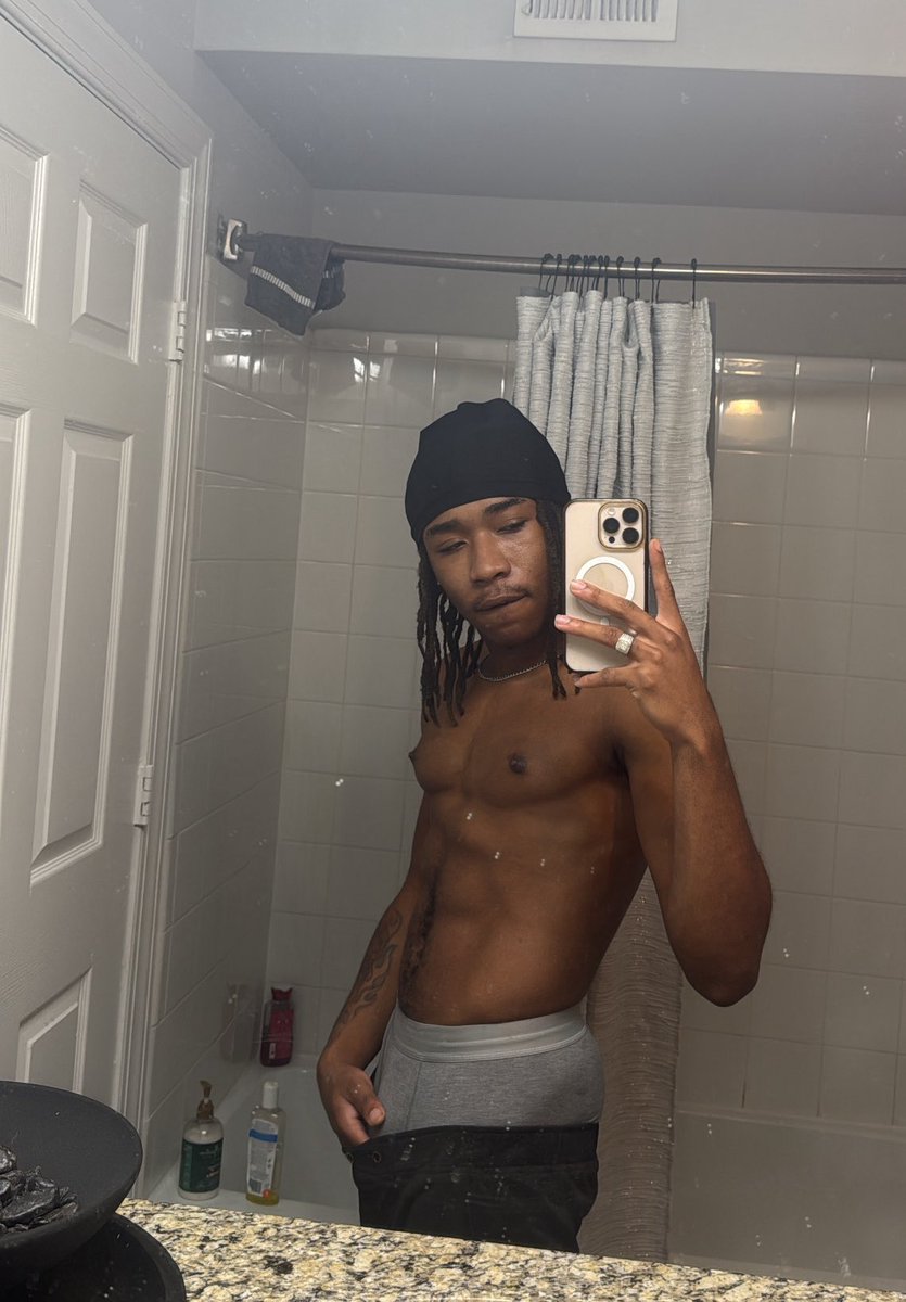 1uhmark's tweet image. up late night thinkin bout ya 😴🙂‍↕️