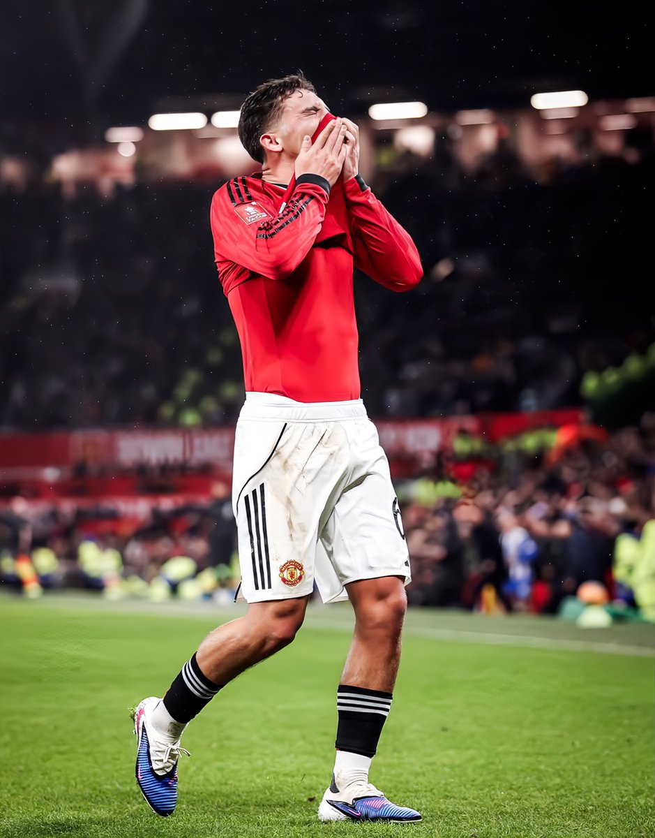 B0Y_chester_UTD's tweet image. 🚨🚨| Shea Lacey just exposed the raw truth about Manchester United's Academy culture in one heated moment. 

The 18-year-Old received a second yellow card after smashing the ball on the pitch... Letting his anger get the better part of him.

No patience, No humility. Yes, he's…