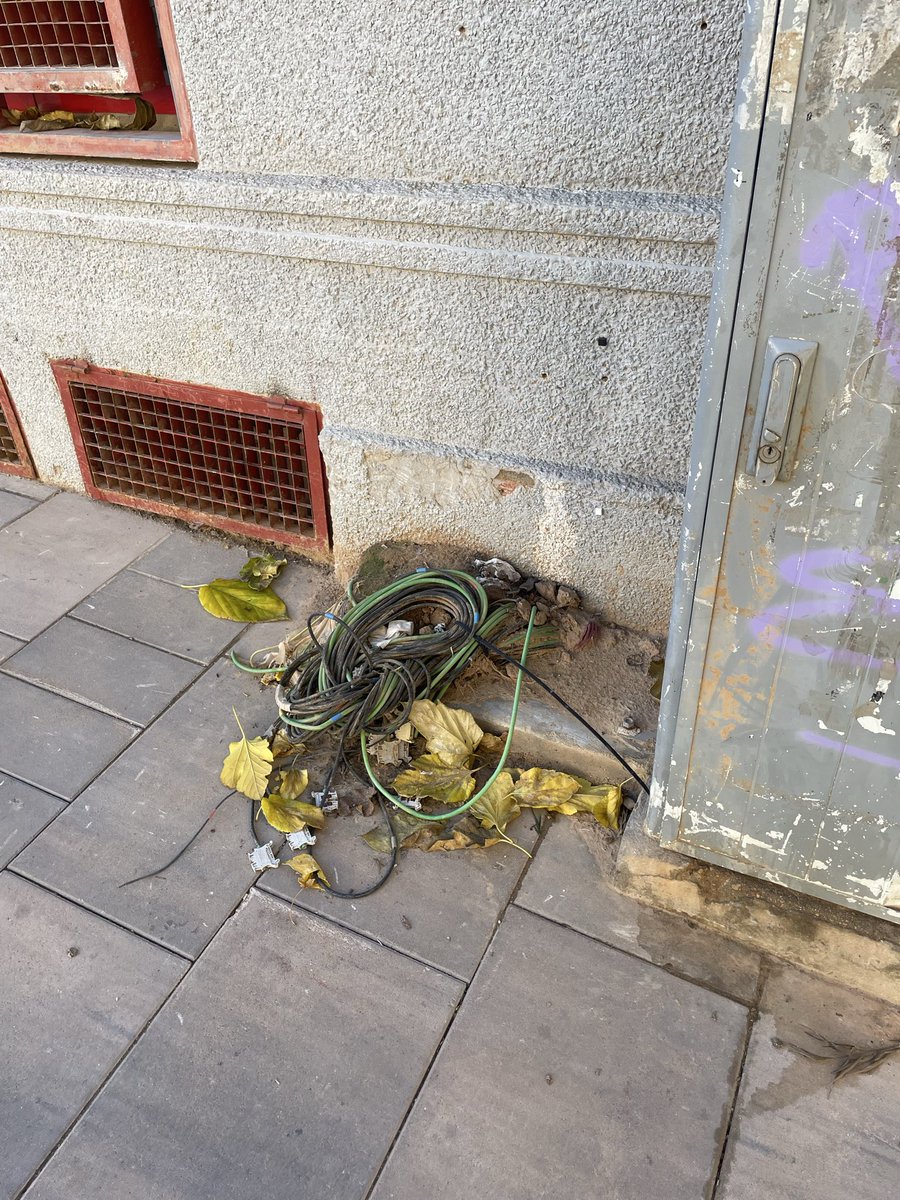 📍Hem presentat una instància #urgent per a que s'adopten mesures de seguretat en la zona de jocs infantils de la Plaça del País Valencià de #Massanassa.