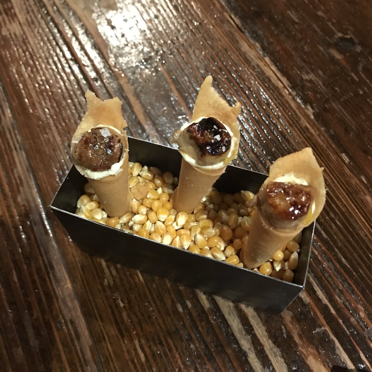 nareglass's tweet photo. 12時間前にキャンセルしたら1人7000円キャンセル料がかかる、カード登録、1組4品以上注文というハードル高めのお店でしたが、ピシーッと集まって全てが美味しくて、楽しく幸せなごはん会でした。
そしてスノが座ったテーブルだった！利用目的を女子会でなく、友人知人と���事にしたのがよかったのかも笑 https://t.co/RBsXg7p0eY