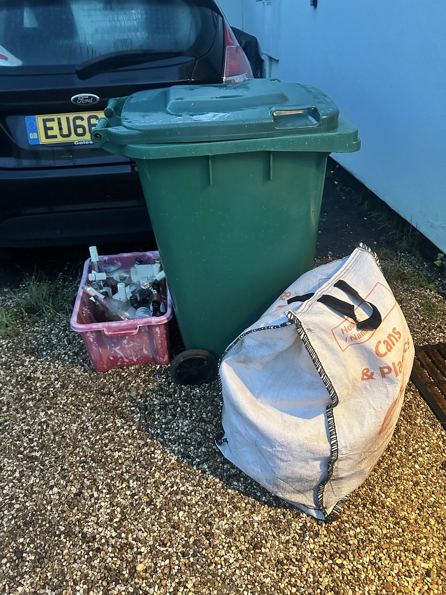 ellymum's tweet photo. @Brentwood_BC ref RMC783566119 great start, first missed collection of the year and it’s a hat trick! All 3 wastes left and I watched all 3 crew ignore my house.  As per 2025 I will tweet every missed collection.  It’s been there all weekend as not collected Friday or Saturday. https://t.co/qzuV5ehyKc