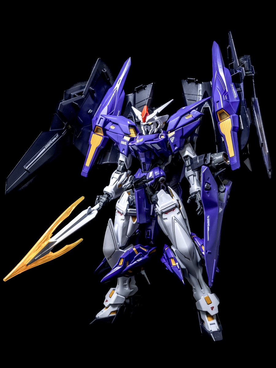 作ってみました。しばらく置いていたので埃がちょっと多い… 1/144 HG