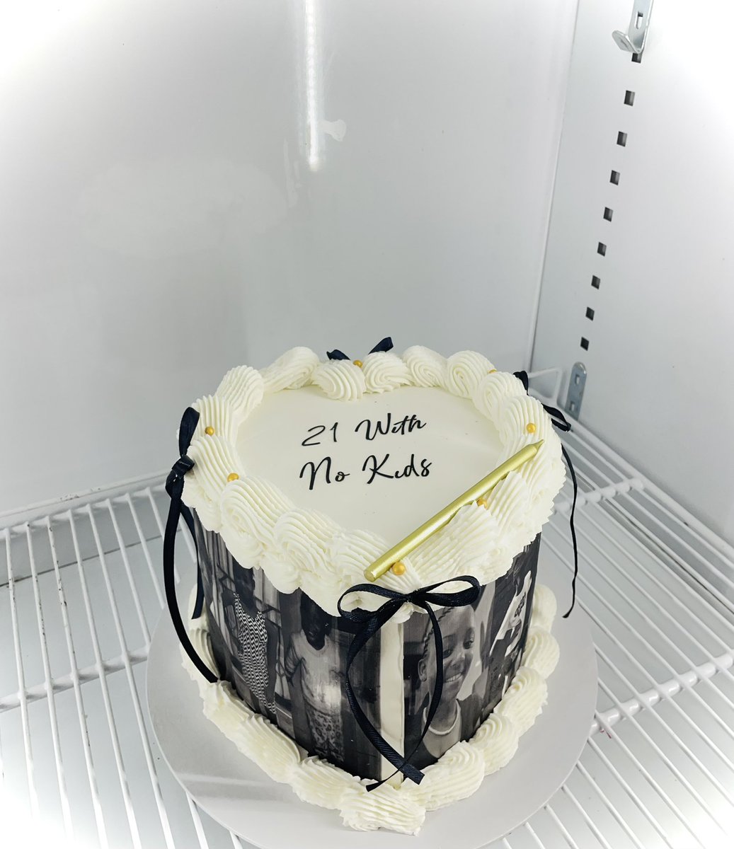 prettybakedcak's tweet photo. Most trending cake 🤍 
For all cake inquiries please contact 0612118570 🌸 https://t.co/GQSmuaBZgP