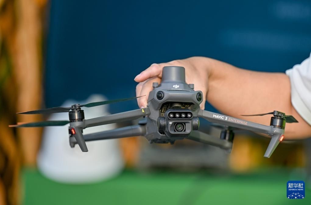 美國商務部曾於去年9月以保障信息通信技術供應鏈安全為由，宣布計劃出台新規，限制甚至禁止中國產無人機進入美國市場。該提案於去年10月8日提交白宮審核，而根據白宮網站近日更新的信息，相關提案已於今年1月8日被正式撤回。