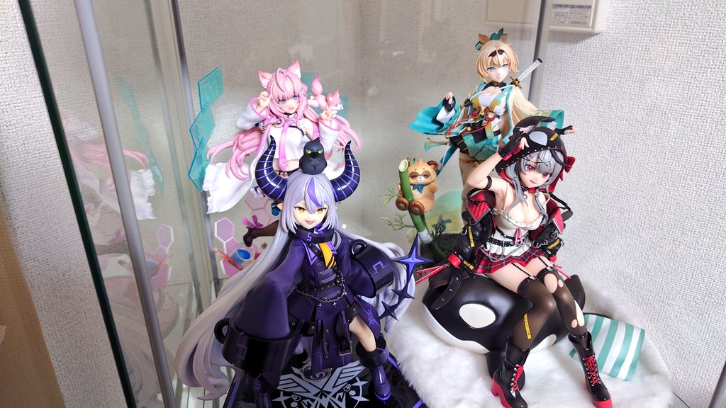 こよちゃん以外まだ開けてなかったので引越しも済んだと言うことでholoX飾りました‼️
あとはルイ姉だけだ♪

みんなフィギュアの作りめちゃくちゃ良い(о´∀`о)

もう少し飾り方考えないと入らないなぁ。