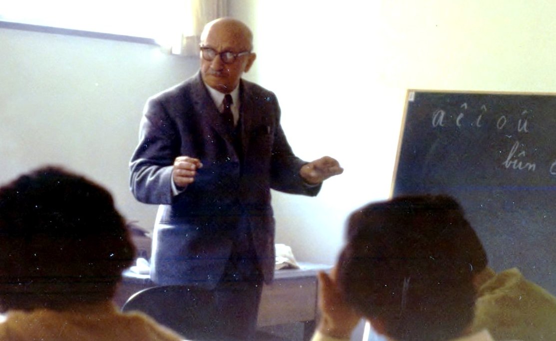 Wêneyekî Kamiran Bedirxan ku tîpên dengdêr hînî kurdên Swêdê dike!

(Rohat Alakom)