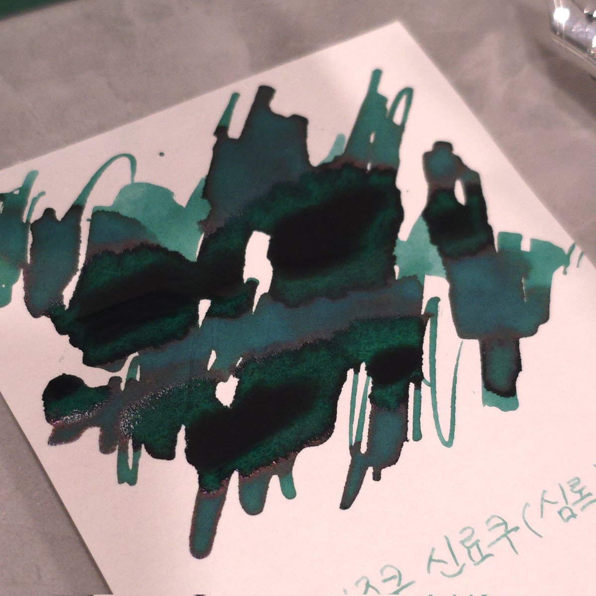 Torlibro's tweet image. #톨루잉크

사놓고 펜입은 처음 하는듯한?
이로시주쿠 신료쿠 (심록)