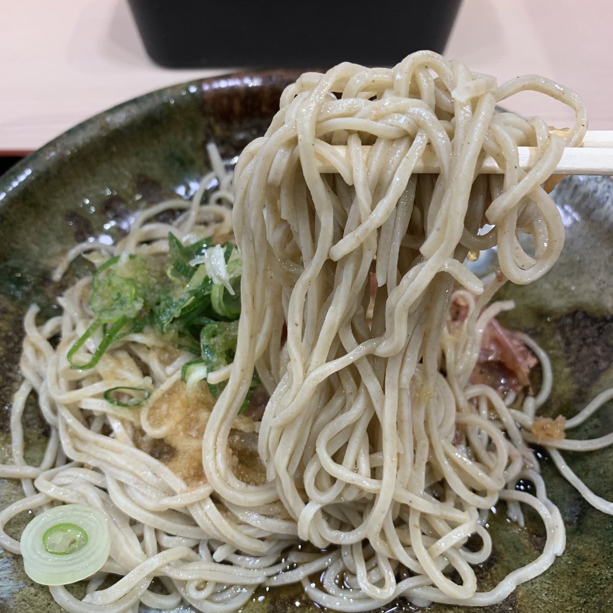 D_Dinner_Fukui's tweet photo. 敦賀市清水町��千束そばへ。久しぶりの敦賀市！ググったら出てきた高評価店！間違いない美味しさで細いのにほどよいコシがある。出汁は少し甘めで俺好み。ソースカツ丼もユニークな盛り付け！ありがとうございます😊
#千束そば #敦賀市 #越前そば https://t.co/pBRFMGTjeL