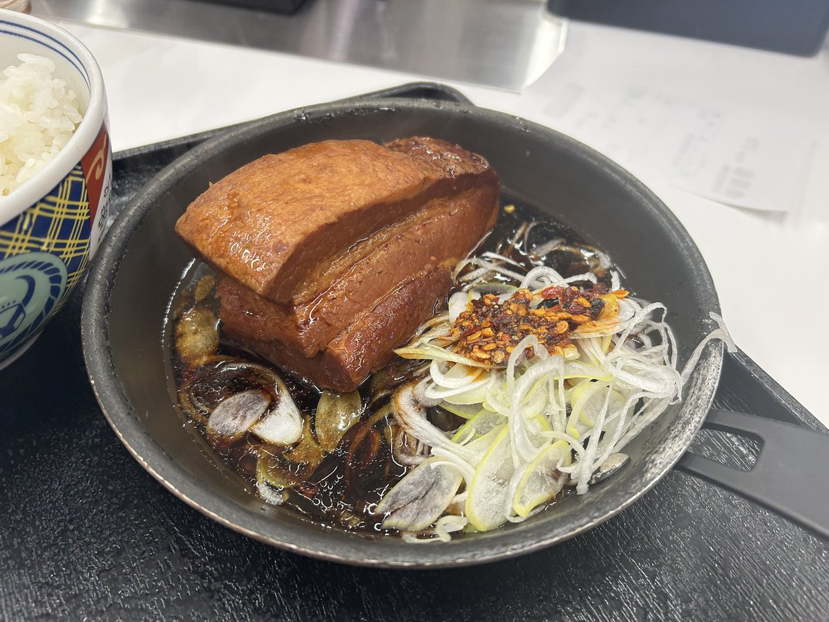 sousuisihainin's tweet image. 年始のリハビリ連休最終日は、噂の吉野家 厚切り豚角煮定食。メチャ美味しい…けど、ご飯並でも千円かぁ