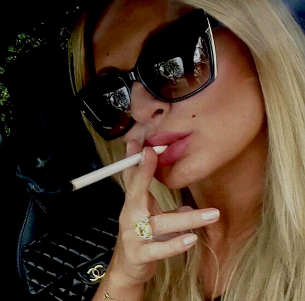 #smoking #smokinggirl #menthol #120 #fashion #smoke #classy #capri120 #virginiaslim120 #smokingfetish