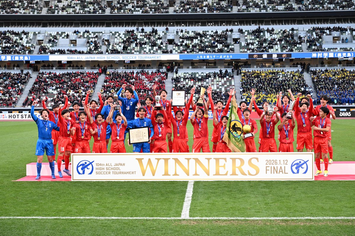 zonewebofficial's tweet photo. 神村学園が夏冬制覇で二冠🏆🏆

初の選手権優勝🥇
選手たちが歓喜のトロフィーリフト😆

高校3年間のサッカー生活に花を添えました💐

📷：徳原隆元

#神村学園 #高校サッカー選手権 https://t.co/YYuPDEoiGd