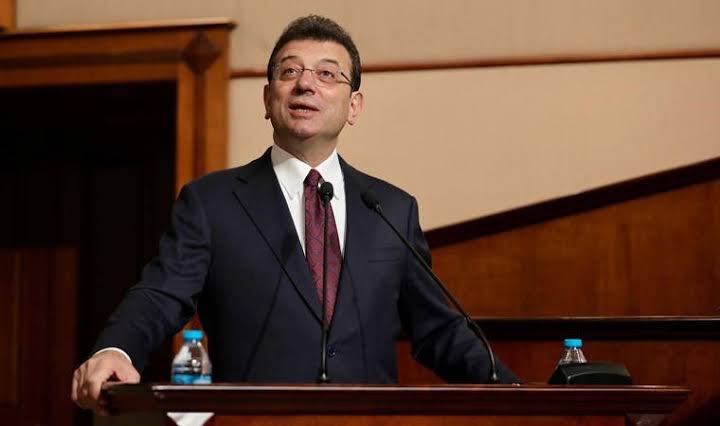 Ekrem İmamoğlu, Nazi liderlerinin yargılandığı Nürnberg Mahkemesine atıf yaptı:

“Nürnberg davaları, tarihin gördüğü en kötü davalar arasındaydı. İddianame sadece 323 sayfadan oluşuyordu.

Hakkımdaki iddianame mi? Neredeyse 4.000 sayfa.”