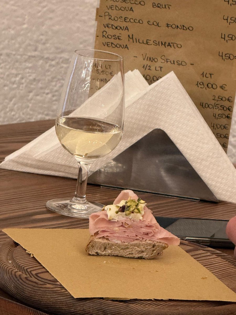 AziendeCantina's tweet photo. A glass, a cicchetto. The rest can wait.

#CantinaAziendeAgricole #CicchettoVeneziano #VinoVeneziano #BacaroLife #VeneziaAutentica #VeneziaDaVivere #VeniceByLocals #VeniceFood #WineMoment #SimplePleasures https://t.co/PrBmHsROHP