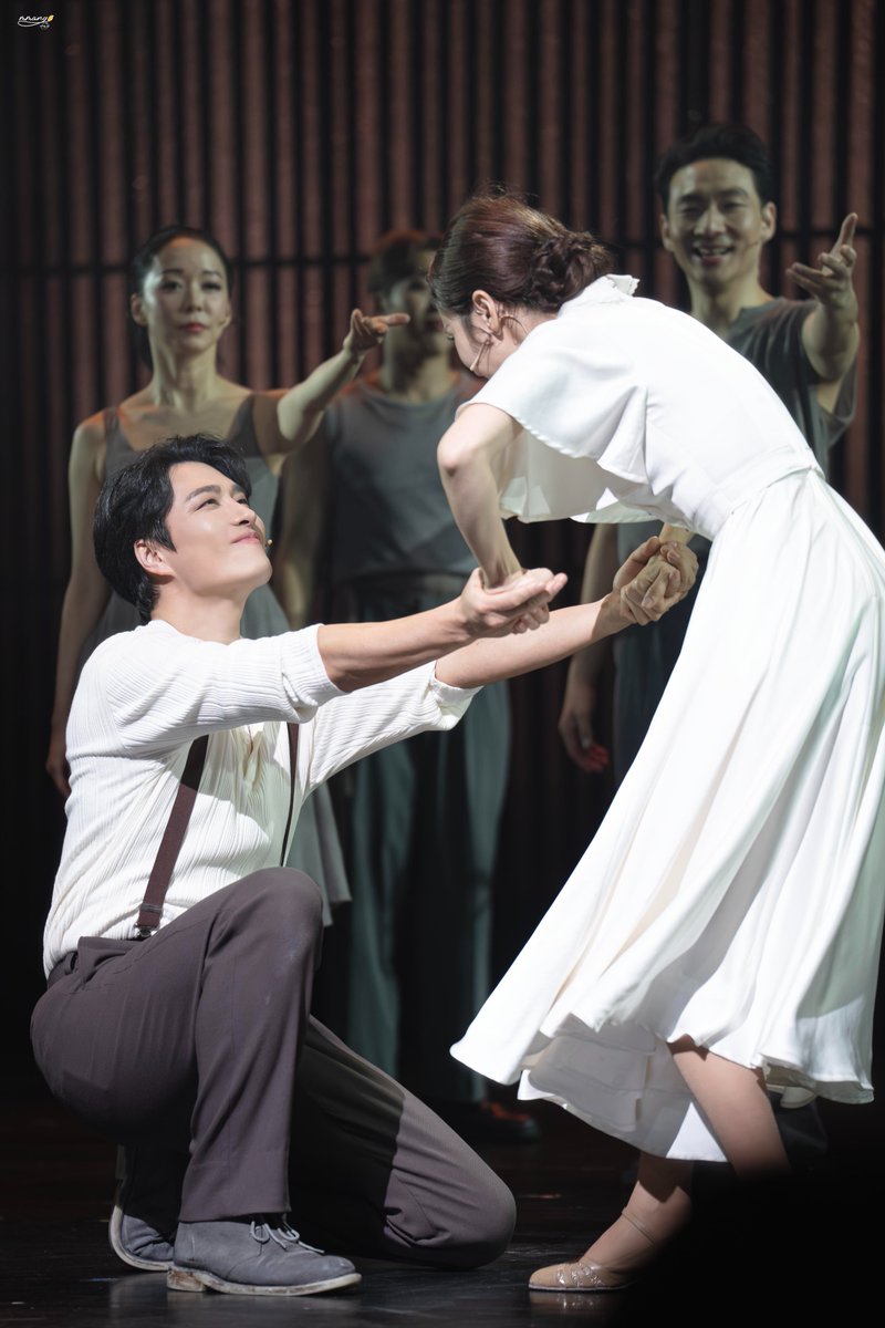 mmango_o0's tweet image. 260109 에비타 커튼콜    

#민우혁 #유리아

고생했어