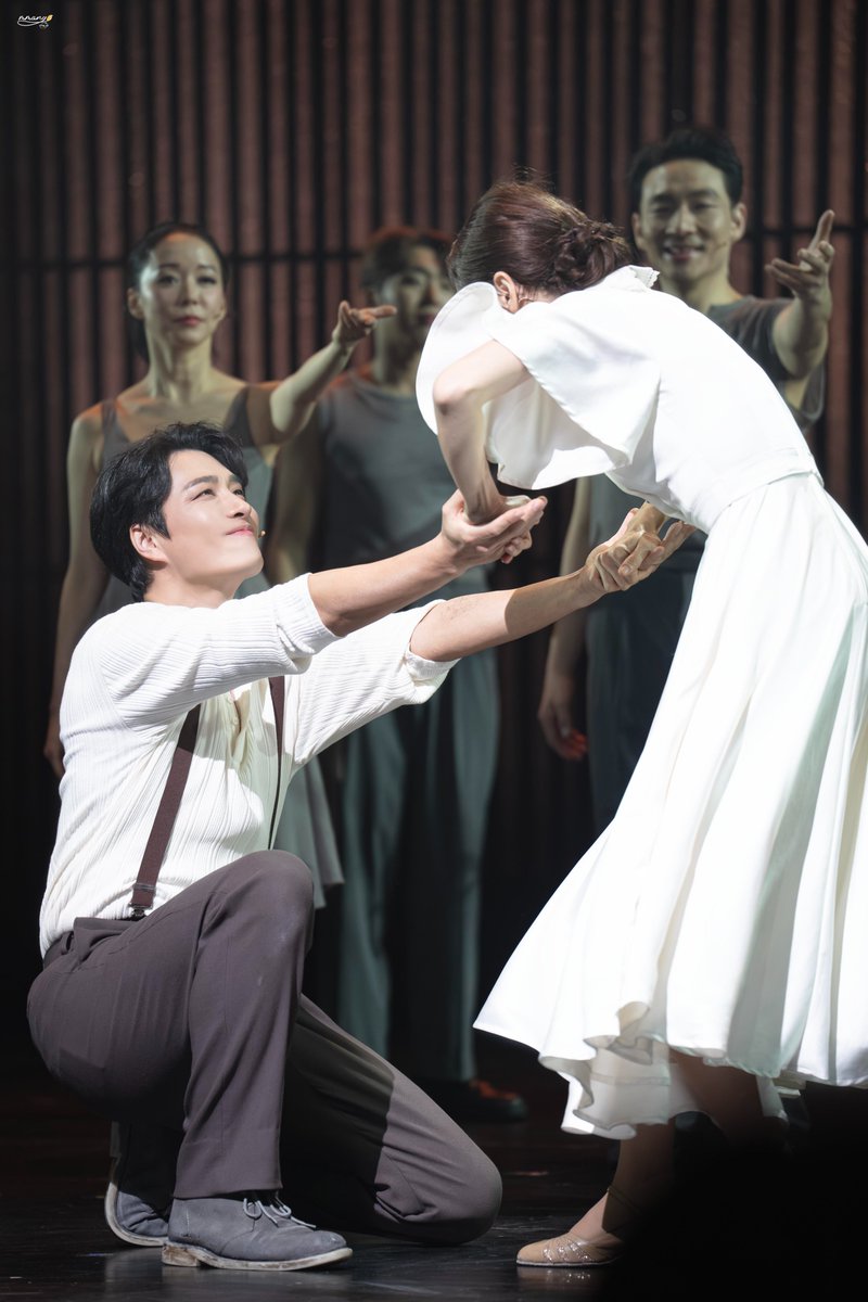 mmango_o0's tweet image. 260109 에비타 커튼콜    

#민우혁 #유리아

고생했어