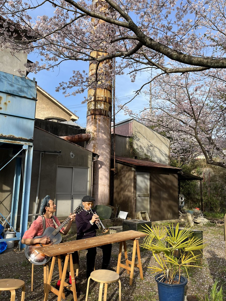 今年もよろしくお願いします。
間あいておりますが、次回は4/5銭湯フリマにて銭湯リベンジライブ予定です。
ライブも店も色々出ます。晴れたらそこそこデカい庭のそこそこデカい桜を花見もできます。ぜひご予定ください〜